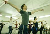 Strawn Hounsell, ayer, durante la clase magistral que impartió a bailarines mexicanos en la sede de la Compañía Nacional de Danza, del Instituto Nacional de Bellas Artes