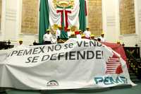 Diputados perredistas de Izquierda Unida, ataviados como trabajadores de Pemex, tomaron ayer la tribuna de la ALDF