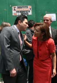 La titular de la SEP, Josefina Vázquez Mota, saluda a Fernando González Sánchez, yerno de Elba Esther Gordillo y subsecretario de Educación Básica, durante el acto del redondeo 2008