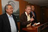 Los coordinadores de los diputados federales de los partidos del Trabajo, Ricardo Cantú; de la Revolución Democrática, Javier González Garza, y de Convergencia, Alejandro Chanona, en conferencia de prensa en el Palacio Legislativo de San Lázaro