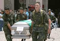 Militares retiran los féretros de sus compañeros tras el homenaje realizado en la 21 Zona Militar en Morelia