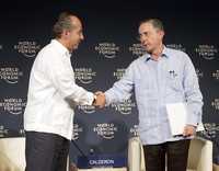 El presidente Felipe Calderón con su homólogo de Colombia, Álvaro Uribe, durante el foro económico realizado la semana pasada en Cancún