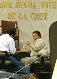 Lenia Batres y otro legislador perredista juegan ajedrez durante la guardia del miércoles pasado en San Lázaro