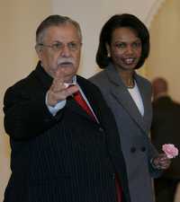 La secretaria de Estado estadunidense, Condoleezza Rice, al ser recibida en Bagdad por el presidente de Irak, Jalal Talabani. La funcionaria llegó ayer al país ocupado en visita sorpresa