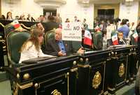 Aspecto de la sesión del 8 de abril de la Asamblea Legislativa, cuando el tema de la privatización de la industria petrolera nacional era recurrente entre las bancadas de PRD y PAN. En la imagen, en primer plano, los diputados del blanquiazul Paula Soto y Miguel Hernández