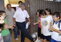 El presidente electo de Paraguay, Fernando Lugo, visitó ayer un barrio de Asunción, donde jugó con un grupo de niños que le salieron al paso