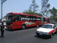 Funcionarios del ayuntamiento de Ecatepec y autoridades de transporte del estado de México realizaron ayer un recorrido en uno de los autobuses que se planea usar en la vía R-1. Se calcula que la inversión en el proyecto será superior a 350 millones de pesos