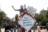 Jóvenes integrantes de varias organizaciones civiles realizaron ayer una caravana sobre Paseo de la Reforma en respaldo a la despenalización del aborto, a un año de su entrada en vigor en la capital. También demandaron que dicha ley se aplique en toda la República