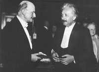 La ceremonia inaugural de la entrega del galardón Max Planck (izquierda) presenta a Albert Einstein (derecha) con la Medalla Max Planck, que otorga anualmente la Sociedad Alemana de Física, el 28 de junio de 1929, en Berlín