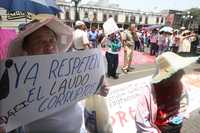 Protesta de maestros frente a las instalaciones de la SEP contra la Ley del ISSSTE