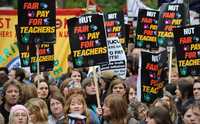 Huelguistas marchan en Londres, ayer durante una protesta de la Unión Nacional de Profesores