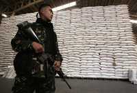 Un soldado vigila un cargamento de arroz en Quezon, en la zona metropolitana de Manila. Algunos asiáticos han reducido el consumo del cereal ante el alza en su precio