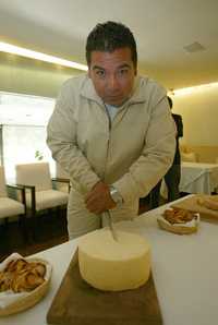 Marcelo Castro durante la demostración de sus quesos