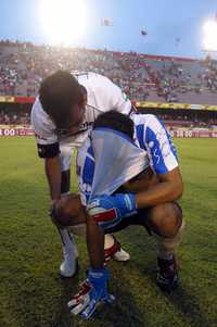 El arquero Fabián Villaseñor es consolado por un jugador de Pumas