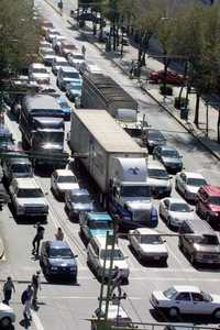 Tráileres y camiones de carga invaden todos los días vías principales provocando grandes congestiones en horas pico