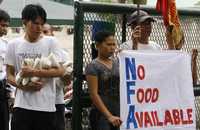 A lo largo de Asia se han desplegado protestas contra el aumento de los precios de alimentos, en especial del arroz, cuyo precio se disparó hasta alcanzar mil dólares la tonelada. Esta semana el precio se triplicó, en comparación con el de principios de año. En la foto, protesta en Manila, Filipinas, contra medidas del gobierno