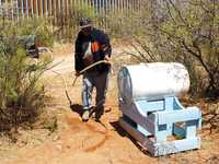 Suministro de agua a un depósito en Naco, Sonora, para uso de migrantes indocumentados que buscan llegar a Estados Unidos