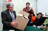 Jorge Mansilla, embajador de Bolivia en México, recibió firmas de apoyo en contra de la secesión en el país sudamericano gobernado por Evo Morales