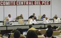 El presidente cubano, Raúl Castro (al centro), al hablar el lunes en el Comité Central del PCC, en imagen proporcionada por el diario cubano Granma