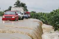 El río Teapa creció 4.29 metros súbitamente en menos de 24 horas debido a las lluvias en Tabasco provocadas por el frente frío 42, por lo cual se desbordó en zonas bajas y alcanzó un tramo carretero de la vía Villahermosa-Teapa, informó Protección Civil municipal