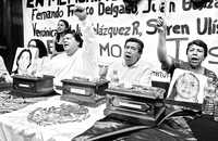 Marcelo Franco, Álvaro González y Ana María Ramírez, familiares de los estudiantes asesinados en Ecuador por militares colombianos, gritan consignas contra el presidente Álvaro Uribe, durante el homenaje realizado en la Facultad de Filosofía y Letras, en la UNAM, el 25 de marzo pasado