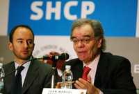 Rodrigo Brand de Lara, vocero de la SHCP, y Juan Manuel Pérez Porrúa, titular de la Unidad de Ingresos de la SHCP, ayer en conferencia de prensa en Palacio Nacional