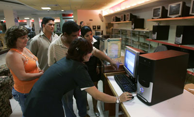 Arranca venta de computadoras a cubanos