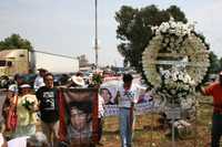 Integrantes del FPDT y amigos y familiares de Alexis Benhumea colocaron una ofrenda en la carretera federal Texcoco-Lechería, donde el 4 de mayo de 2006 el joven fue ultimado, por un proyectil policial