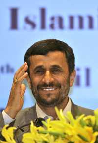 El presidente iraní, Mahmoud Ahmadinejad, habla a periodistas, el martes pasado en Nueva Delhi, India