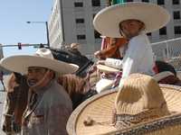 Ernesto Rolón y su hijo de cinco años entrenan para la parada cívica del 5 de mayo en Denver, Colorado