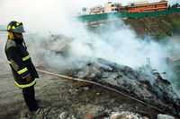 Bomberos de Metepec, estado de México, trabajan para sofocar un incendio de basura en las minas de la comunidad de San Miguel Totocuitlapilco