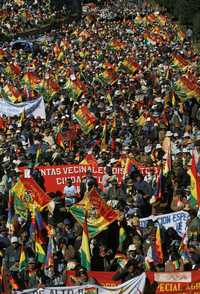 Simpatizantes de Evo Morales, en su mayoría indígenas, realizaron ayer una manifestación de apoyo al gobierno del mandatario boliviano, en El Alto, a las afueras de La Paz, mientras se desarrollaba el referendo autonómico en el departamento de Santa Cruz