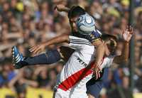 Juan Román Riquelme, del Boca Juniors (atrás), gana el esférico a Nicolás Sánchez, del River Plate