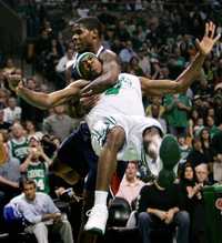 El alero de Atlanta Marvin Williams fue expulsado ayer por la falta que cometió al base de los Celtics Rajon Rondo