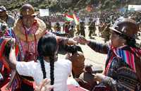 El presidente boliviano Evo Morales baila con esposas de mineros independientes a quienes entregó –el pasado fin de semana–, camiones y maquinaria pesada en el poblado de Kami, en Cochamamba