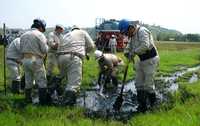 Trabajadores de Petróleos Mexicanos tratan de controlar la fuga de hidrocarburos ocurrida el 16 de abril en el municipio de Papantla, donde se rompió un ducto de 12 pulgadas
