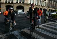 El jefe de Gobierno, Marcelo Ebrard, acompañado de la velocista Ana Gabriela Guevara, se trasladó en bicicleta de su casa, en la colonia Condesa, al edificio de gobierno, en Zócalo