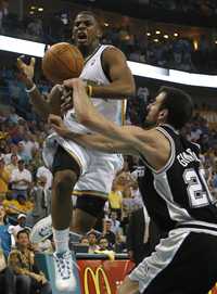 Chris Pual, de los Hornets de Nueva Orleáns, derecha, y Manu Ginobili, de los Spurs, ayer, durante el segundo tiempo del juego de la semifinal de la NBA