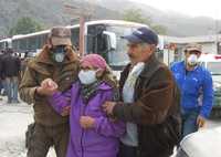 Pobladores de Futaleufú, pueblo cercano al volcán en erupción, son desalojados en autobuses ante la intensificación de la actividad del coloso ubicado en el sector sur de Chile