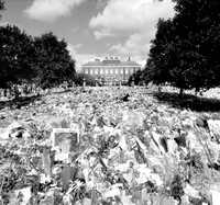 Miles de manifestantes –luego del fallecimiento de la princesa Diana– en el palacio de Buckingham
