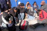 Migrantes centroamericanos fueron atendidos por voluntarios de la Cruz Roja Mexicana luego de la volcadura del tractocamión en que viajaban, en el estado de Chiapas