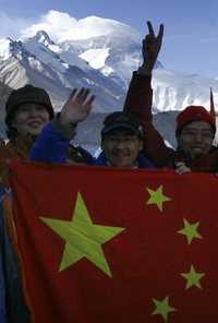 Portadores de la antorcha olímpica a la cima del Everest festejan la hazaña