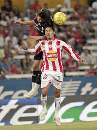 Zorros e Hidrorrayos disputaron el balón durante todo el encuentro de ida del repechaje del Clausura 2008