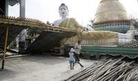 Trabajadores de Myanmar limpian el piso de la Pagoda de los Seis Pisos dañada por el ciclón Nargis, ayer en las afueras de Yangón