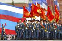 Tropas rusas marchan en la Plaza Roja ante el nuevo presidente de la nación y otras autoridades