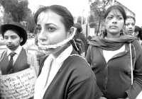 Además de discriminación laboral, 40.5 por ciento de las madres mexicanas sufren maltrato intrafamiliar; en imagen de archivo, marcha de mujeres contra la violencia