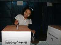 Una joven de Myanmar deposita su voto en Yangón para el referendo constitucional de la junta militar