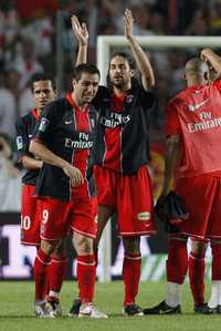 El portugués Pedro Miguel Pauleta (con los brazos arriba) agradece al público su emotiva despedida del futbol