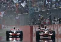 Felipe Massa, de Ferrari (derecha), cruza la meta delante del inglés Lewis Hamilton, de McLaren