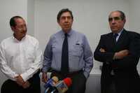 Al centro, Cuauhtémoc Cárdenas, acompañado de Leonel Godoy y Pablo Gómez. Los tres ex dirigentes del PRD se reunieron ayer para tratar de hallar una salida a la crisis interna